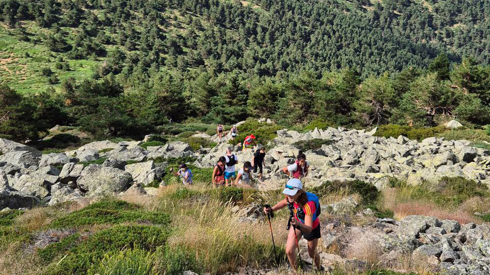 Grupo de Tribu Trail durante una salida de trail running en montaña
